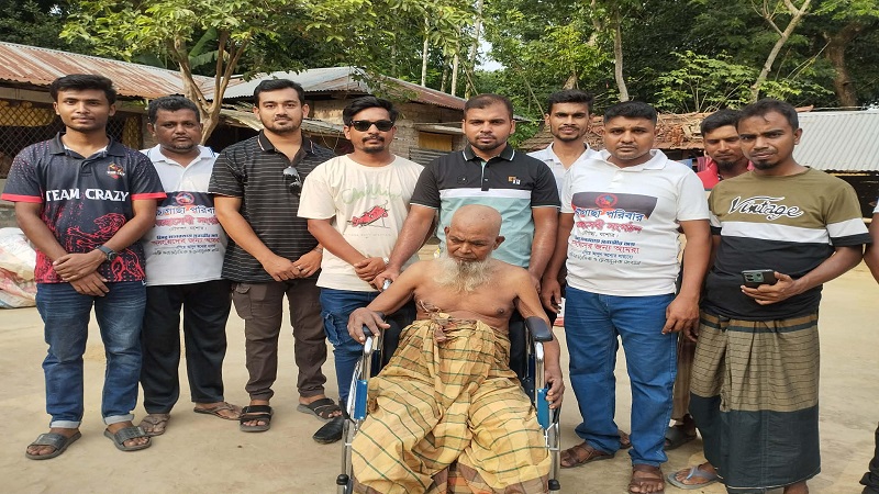 পঙ্গু রজব আলীকে হুইলচেয়ার প্রদান করল ‘চৌগাছা পরিবার’ স্বেচ্ছাসেবী সংগঠন